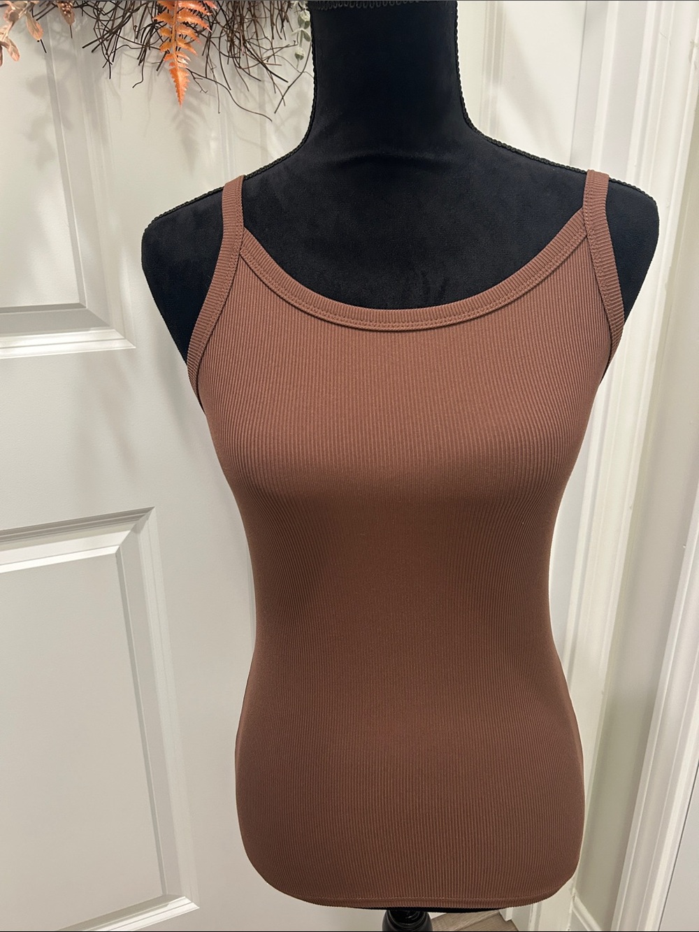 No Boundaries Women's Brown Ribbed Spaghetti Strap Tank Top Size Small.